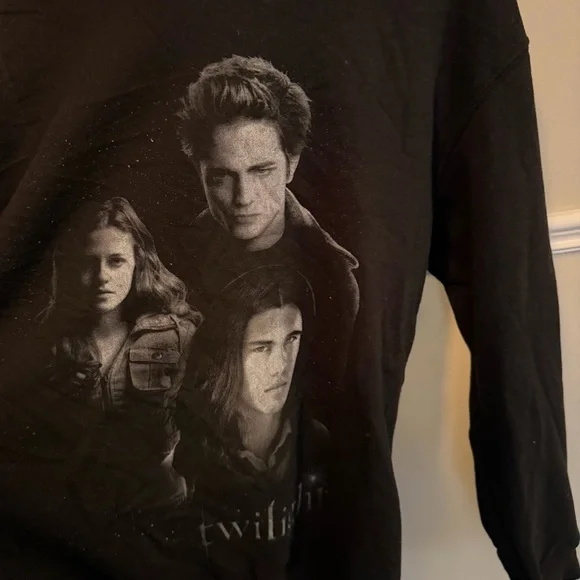 Twilight Movie Graphic Crewneck Sweatshirt – Sleeve Logo – Y2K Fandom - Picture 2 of 4